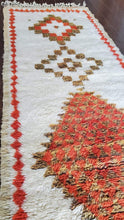 Load image into Gallery viewer, Zoom on moroccan runner rug patterns - Beni Mrirt - Cream and orange tones
