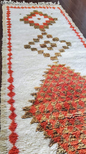 Zoom on moroccan runner rug patterns - Beni Mrirt - Cream and orange tones